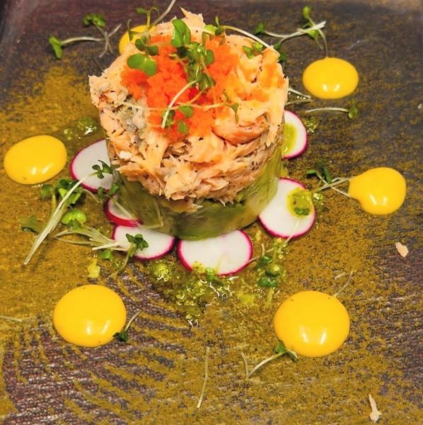 「アボカド サルマン タルト」