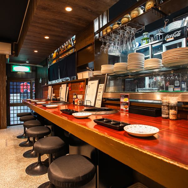 【カジュアルに焼肉を。】当店は仕切りが全くないアットホームな空間を皆様へご提供しています。やんわりとした照明の中リラックスしてお食事をお楽しみください♪香ばしい匂いの漂う店内で幸せな時間をご堪能下さい♪