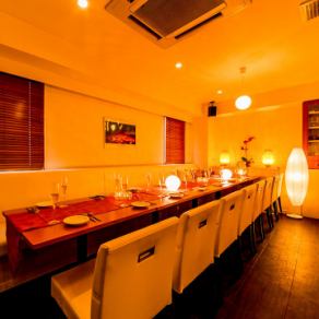 【10～20名様向け】大人数様のご予約も大歓迎◎当店では様々お客様のニーズに合わせてお席を準備しております。団体様でのご予約の際に必見の幹事様分全額無料になるといったお得クーポンもご用意しておりますので、各種ご宴会を心ゆくまでお楽しみください♪お洒落なお席でお食事をお楽しみください。