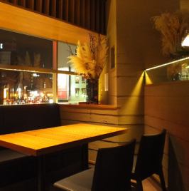 間接照明が心地良く灯る落ち着いた雰囲気の店内。女子会やデートにも最適。雰囲気抜群の窓際席は人気です！