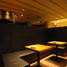 すすきのの街並みを眺めながら食事を楽しめるソファ席もご用意。