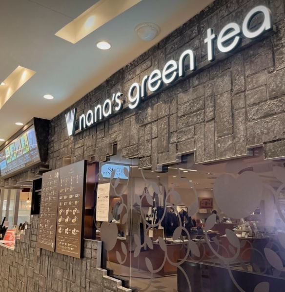 石畳の様なシックな外壁に白いお店のロゴが映える入口。福岡パルコの中にある当店はお買い物帰りに一息つきたい時や、お友達とのお茶会など様々なシーンでご利用いただけます。どんぶりやうどんなどのお食事メニューもございますのでランチタイムにもおすすめです。ぜひお気軽にお立ち寄りください。