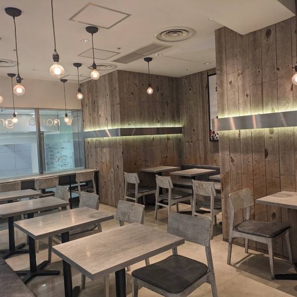 nana's green teaの店舗には一つとして同じデザインの店舗がございません。各店オリジナリティと遊び心を大切にしたお店作りをしております。どのお店にも共通するのは「お客様をもてなす様々な趣向」と古くからの茶室の精神「おもてなしの心」を大事にしている事。こだわりのインテリアもお楽しみください。