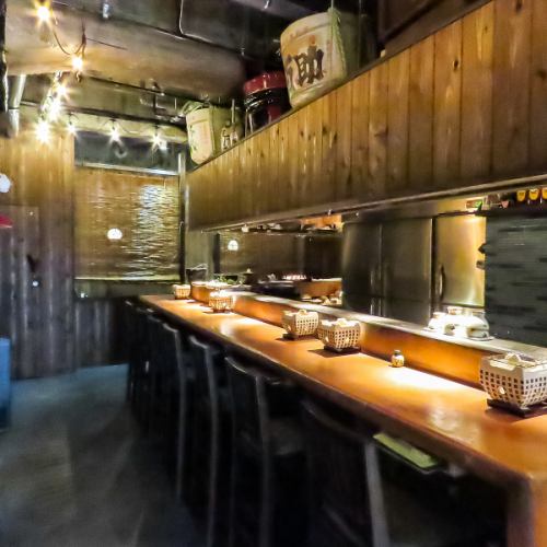 <p>優しい照明が灯る店内は、初めて訪れる方でもどこか懐かしさを感じる雰囲気。カウンター越しに料理人との会話も楽しめる距離感が魅力です。</p>