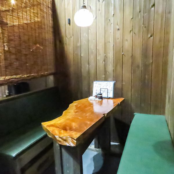 時間がゆっくり流れるような空間は、仕事帰りの一杯や大切な人との語らいにも最適。静かに食と向き合いたい方にもおすすめです。