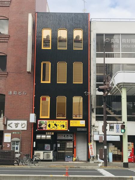 お店は、京極通りの道沿いなのですぐに見つかる。地元の銀行や市役所の近くなので集まりやすい。