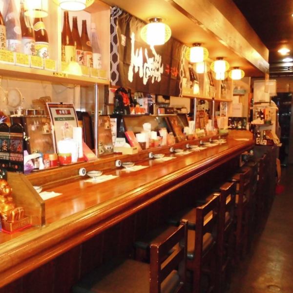 お一人でも気兼ねなく使える、すっきりとしたカウンター。スタッフさんを身近に感じることができる空間も魅力。