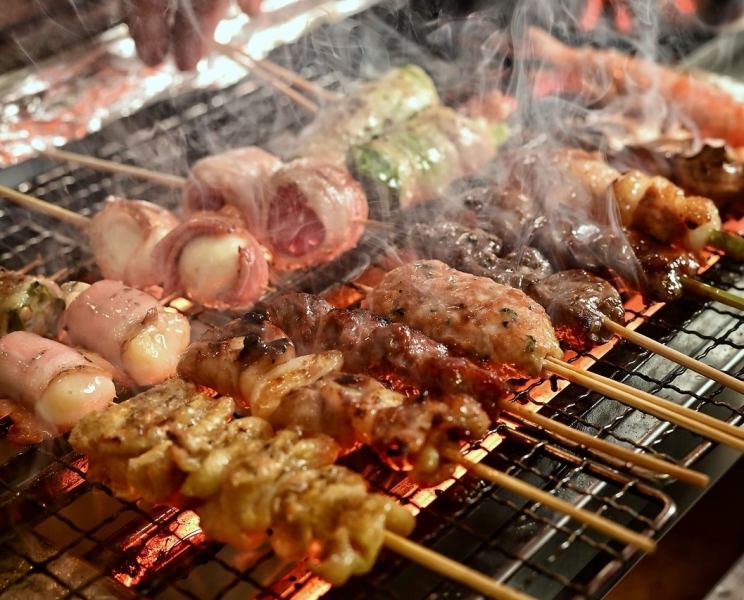 当店のテーブル席では、南国の雰囲気を感じながら、本格串焼きと冷たいお酒で沖縄を満喫できます◎ 沖縄の風を感じながら、ちょい飲み・ちょい食べを楽しむことができる特別な空間です。心地よい時間を過ごしながら、友人や家族と素敵なひとときをお楽しみください★ ぜひ一度お越しください!
