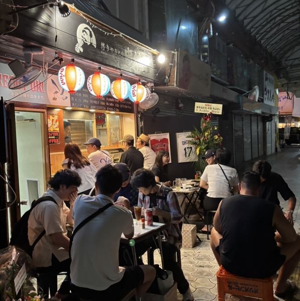 店内のカウンター席は、気軽に使える特別な空間です♪カップルや仲の良い友だち同士でのサク飲みにぴったり。粋な立ち飲みカウンター席は、まるで博多屋台の賑やかな音が聞こえてくるような楽しさがあります。目の前で料理が仕上がる様子を楽しみながら、心温まるひとときをお過ごしください。