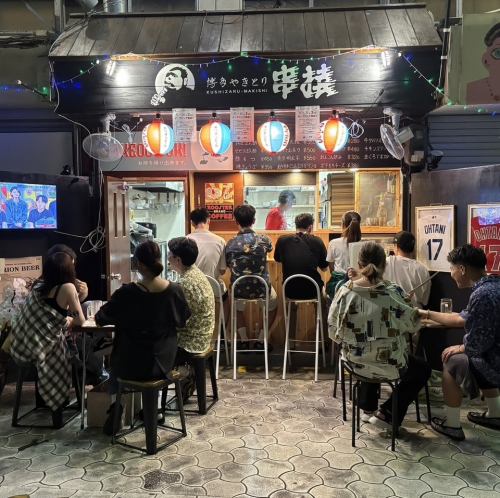 저희 가게의 테이블석에서는, 남국의 분위기를 느끼면서, 본격 꼬치구이와 차가운 술로 오키나와를 만끽할 수 있습니다◎ 오키나와의 바람을 느끼면서, 조금 음료·조금 먹을 즐길 수 있는 특별한 공간입니다.즐거운 시간을 보내면서 친구와 가족과 멋진 한때를 즐기세요 ★ 꼭 한번 오세요!