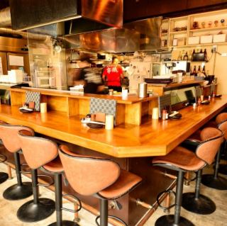 無論是約會還是日常小酌,這裡都是理想之選。在我們的餐廳,您可以品嚐到多年來深受東京蒲田居民喜愛的美味烤串,感受真正的沖繩風情,同時沉浸在國際通後街濃鬱的氛圍中。在這個特別的座位上,您可以一邊欣賞烤串的現場製作,一邊與服務員輕鬆交談。即使你獨自一人,也請盡情享受這美好的時刻。