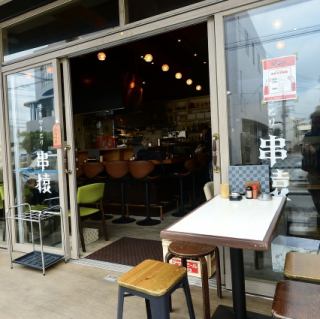 露台座位是一個特別的空間,可以隨意使用。非常適合情侶或三五好友小酌一杯!一邊享用飲品和我們特色烤串,一邊感受戶外清新的空氣,絕對是非凡的體驗。在夜風宜人的季節,這裡有一個特別值得推薦的地方。來這裡享受一個遠離城市喧囂的輕鬆夜晚吧。