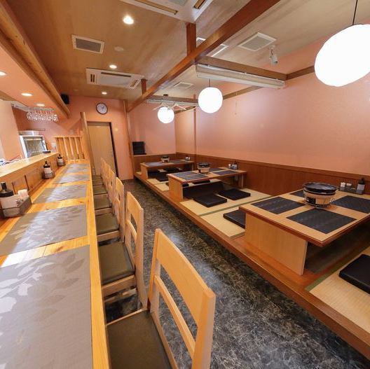 【Inside with sense of unity】 【digging out】 The inside of the "Raw Lamb Shinkuke" restaurant opened near Tsukamoto station on March 1, 2018, a calm space with warmth based on wood! Counter and digging Tatsuzaki There are 23 seats! Small group customers and big customers welcome!
