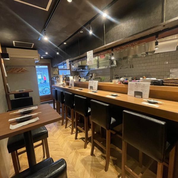 <In-store atmosphere> The interior of the store has a stylish and homey atmosphere like a bistro. Another attraction of our store is that you can have a drink during lunch time. Please come to our store when you are in the area!