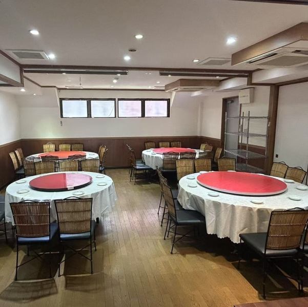 大人気の円卓は最大13名様まで♪ご予約お待ちしております。
