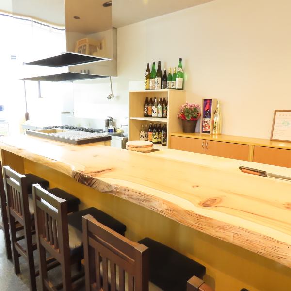 職人の手さばきを目の前で楽しめる特等席、カウンターは全5席ご用意しております。ネタが握られるライブ感や、漂う香りをダイレクトに感じられるのはカウンターならでは。お一人様でじっくりと鮨や料理と向き合うもよし、店主との会話を楽しむもよし。肩肘張らずに過ごせる雰囲気ですので、初めての方も安心して過ごせます