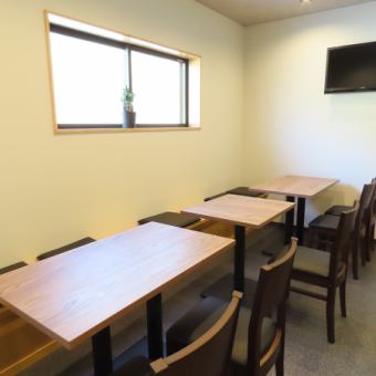 【ゆったり囲む団らんの場 4名様テーブル】ご家族での食事や友人との集まりに便利な4名テーブルは、ゆとりのある広さが魅力。木の温もりを感じる空間で、自然と会話も弾みます。料理をシェアしながら楽しみたい方や、小グループで落ち着いた時間を過ごしたい方にぴったりです。