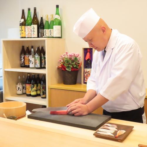 【美酒との出会い】日本酒やワインの豊富な品揃え。料理とのマリアージュをお楽しみあれ