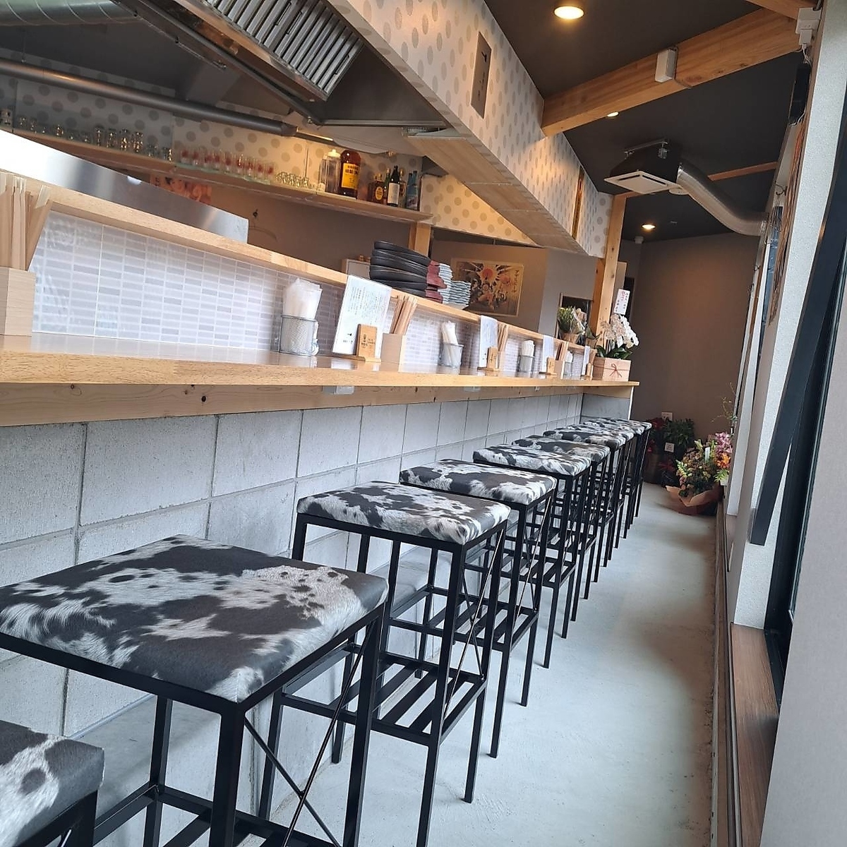 大津京駅スグ！カウンターでLIVE感と絶品鉄板焼きを楽しむ