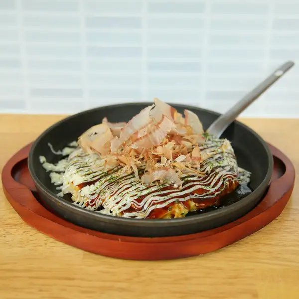 名物【お好み焼き】外は香ばしくカリッ中は驚くほどフワフワ！アツアツの鉄板から出汁とコク旨ソースが絶品