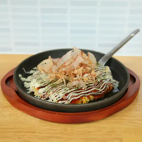 名物【お好み焼き】外は香ばしくカリッ中は驚くほどフワフワ！アツアツの鉄板から出汁とコク旨ソースが絶品