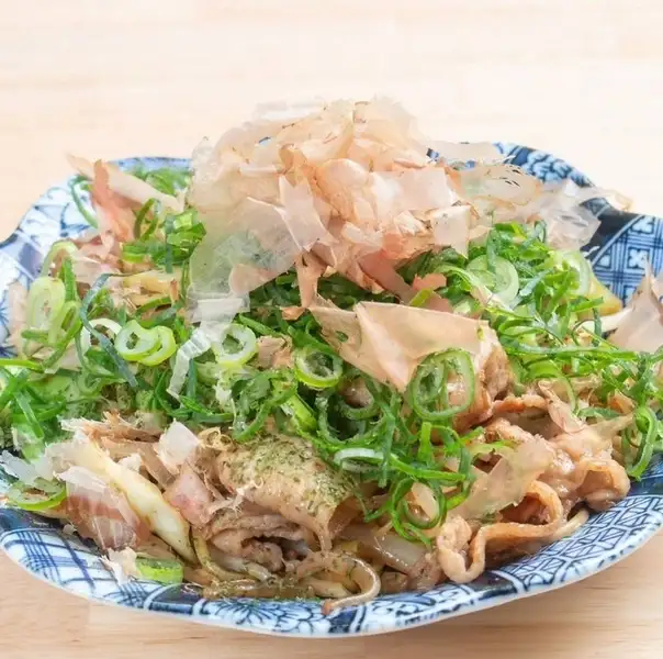 【牛肉のすき焼き風焼きそば】特製甘辛タレ絡むもちもち麺を濃厚な溶きたまごに潜らせて味わうヤミツキ必至