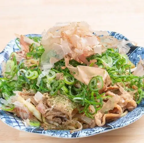 【牛肉のすき焼き風焼きそば】特製甘辛タレ絡むもちもち麺を濃厚な溶きたまごに潜らせて味わうヤミツキ必至