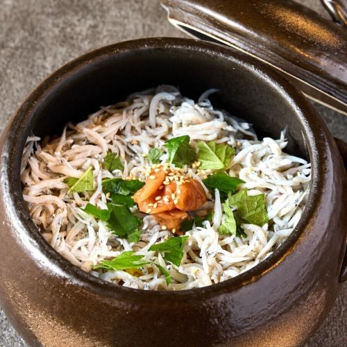 [Clay pot] Whitebait and perilla leaves