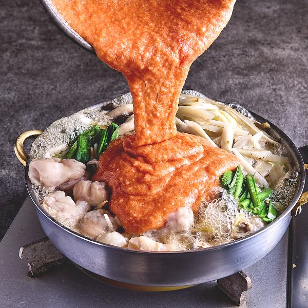 【たまらない美味しさ】濃厚とろろに明太の旨みが踊る極上！明太とろろもつ鍋を堪能あれ。