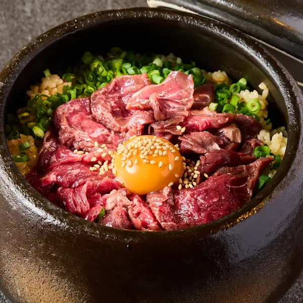 当店おすすめの贅沢具材がのった土鍋ごはんを種類豊富にご用意♪