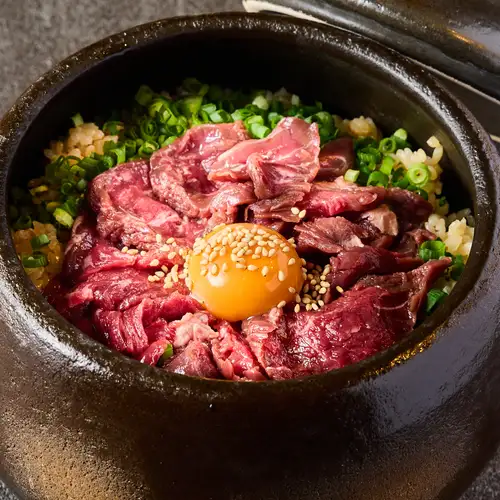 当店おすすめの贅沢具材がのった土鍋ごはんを種類豊富にご用意♪