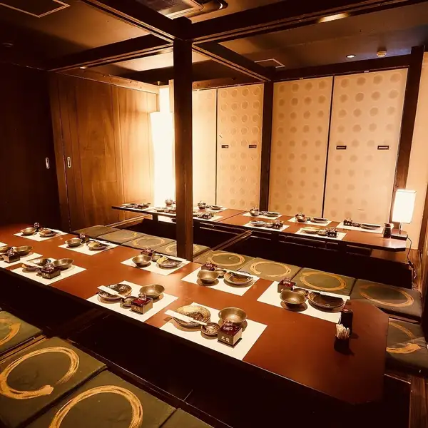 ☆全席完全個室☆2名様～100名様まで個室でご案内♪総席数は100席ございます！川西で個室の居酒屋を選ぶなら当店でキマリ☆大切な方とのひとときをお過ごしください☆飲み放題付きコースも3300円(税込)から各種ご用意しております。駅から徒歩3分とアクセス抜群のため、お仕事終わりのサク飲みから大人数でのご宴会まで♪