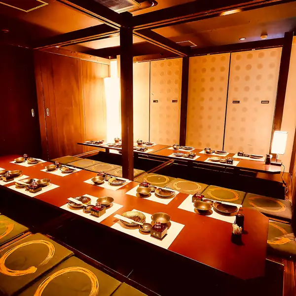 ☆全席完全個室☆2名様～100名様まで個室でご案内♪総席数は100席ございます！川西で個室の居酒屋を選ぶなら当店でキマリ☆大切な方とのひとときをお過ごしください☆飲み放題付きコースも3300円(税込)から各種ご用意しております。駅から徒歩3分とアクセス抜群のため、お仕事終わりのサク飲みから大人数でのご宴会まで♪
