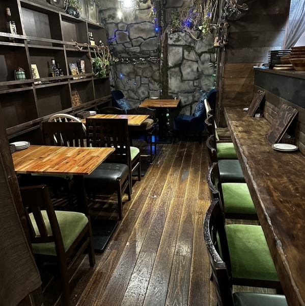 【貸切6名以上で◎】店内に一歩足を踏み入れるとそこはまるで異世界に迷い込んだような空間が広がります。非日常的な空間で美味しいお料理とお酒をお楽しみください♪