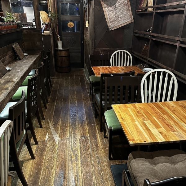 【デートや記念日でも楽しくどうぞ◎】おひとり様でのご利用やデートにも最適なカウンター席や、お仲間とわいわい楽しめるテーブル席をご用意しております！ご予約も承っておりますでお気軽にお問い合わせください♪