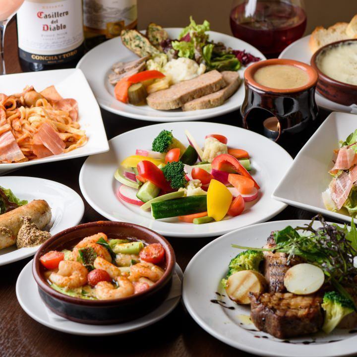 お酒に合う大皿メニューがズラリと並ぶ「メイン料理&定番2H飲み放題付5500円コース」
