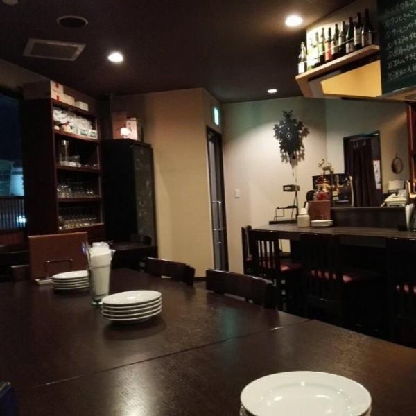 JR小松駅から徒歩1分。街中ながらもビルの2階にある店内は喧騒を離れ、落ち着いた雰囲気です。12～20名様の小さな団体様でも丸ごと貸切可能なのも魅力の1つ。火～土曜日は翌2:00まで、日曜日は24:00まで営業しているため一次会～四次会まで多彩なシーンでぜひご利用ください。