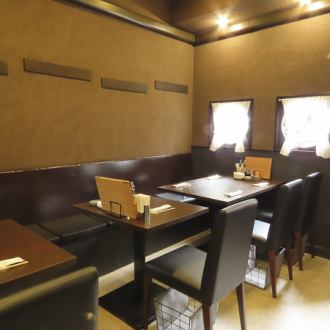 【女子会におすすめ】テーブル席は、少人数での女子会にもぴったりです。中華おばんざいをシェアしながら、美味しいお酒と共に楽しい時間をお過ごしいただけます。お好みに合わせてカスタマイズできるので、自分たちだけの特別な女子会が楽しめます。