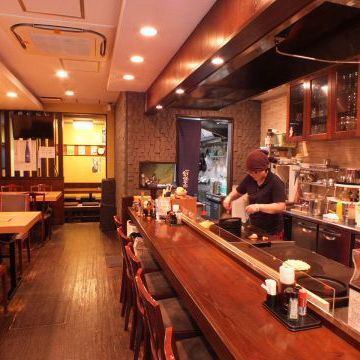 カウンターとテーブル席をご用意♪厨房も近いので、注文もラクラク◎