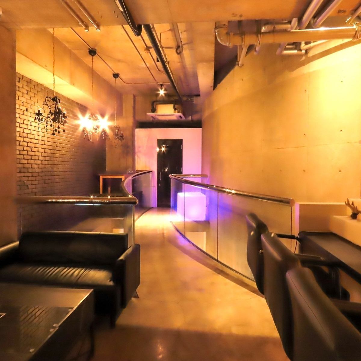 温暖的灯光和高雅的装饰使这里成为约会的完美场所。