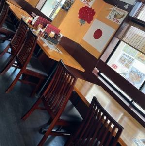 １階のお席は、会話を楽しめるテーブル席と、キッチンが見渡せるカウンター席をご用意。調理の様子が伝わる臨場感あふれる空間で、会社帰りの一杯や打ち上げにも最適です。最大40名様までご利用可能で、20名様からのご宴会にも対応。気の合う仲間とともに、賑やかにも落ち着いても過ごせるひとときをお楽しみください。