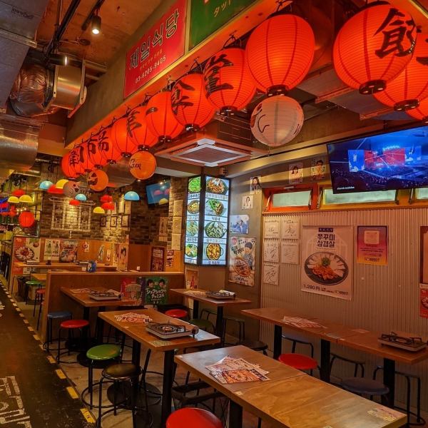 【新大久保韓国横丁】韓国の夜市のような活気あふれる横丁には、チヂミ、ホルモン焼、豚足など、合計10軒の専門店が登場♪1Fに韓国料理11店舗、2Fにはカラオケ（VIPルームあり）、BARやスナックなど色が違う雰囲気を楽しみながら、1Fの韓国料理をテイクアウトして、フリースペースでも楽しめます。