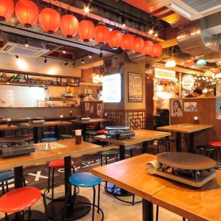 【新大久保韓国横丁】韓国料理の専門店10店舗が大集合!本場韓国の夜市のような雰囲気で、グルメ散策をしながら屋台料理を食べる事ができます。横丁内のメニューであれば一緒にオーダー可能の為、さまざまな店の自慢のメニューを少しずつお楽しみいただけます。横丁内メニューはお好みでご注文◎2階にはカラオケもOPEN!