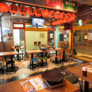 【新大久保韓国横丁 第一食堂】内装にこだわり抜いた装飾品もお楽しみください♪韓国の夜市のような活気あふれる横丁には、チヂミ、ホルモン焼、豚足など、合計10軒の専門店が登場♪