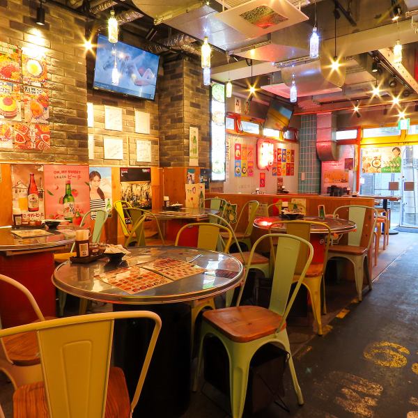 4月末までオープン記念イベントを開催中！ 80品以上の食べ放題がランチ1,980円（税別）からと、圧倒的なコスパを誇ります♪特典としてボッサムやユッケのサービスもあり、お得感が満載です 。 小学生は半額、幼児は無料なので家族連れにも最適 。 飲み放題も選べて、賑やかな横丁の雰囲気を満喫できます！