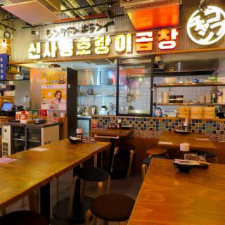 【신오쿠보 한국요코초 다이이치 식당】활기 넘치는 활기찬 점내에는, 다양한 용도에 사용하기 쉬운 카운터석이나 테이블석을 완비.한 분은 물론, 쇼핑 귀가의 식사나 여자회 등의 모임에도 최적입니다◎