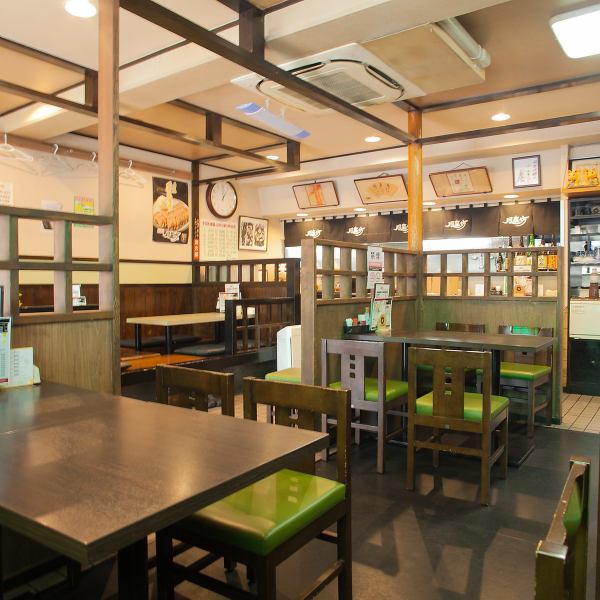 【アットホームで安心感ある店内！】テーブル席は4名様掛けを5つご用意しており、落ち着いた雰囲気の中で友人や家族との楽しいひとときをお過ごしいただけます。女子会や宴会などシーンに合わせてお使いくださいませ！