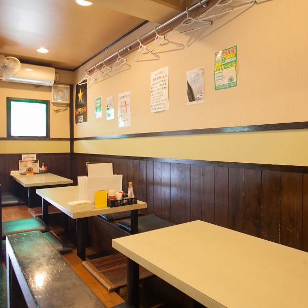 【幅広いお客様にご利用いただける♪】掘り炬燵席は４名様掛けを３つご用意いたしております。リラックスした空間で温かみのあるインテリアが心地よい時間を提供します。駅から徒歩１３分で仕事帰りなど集まりにも最適♪