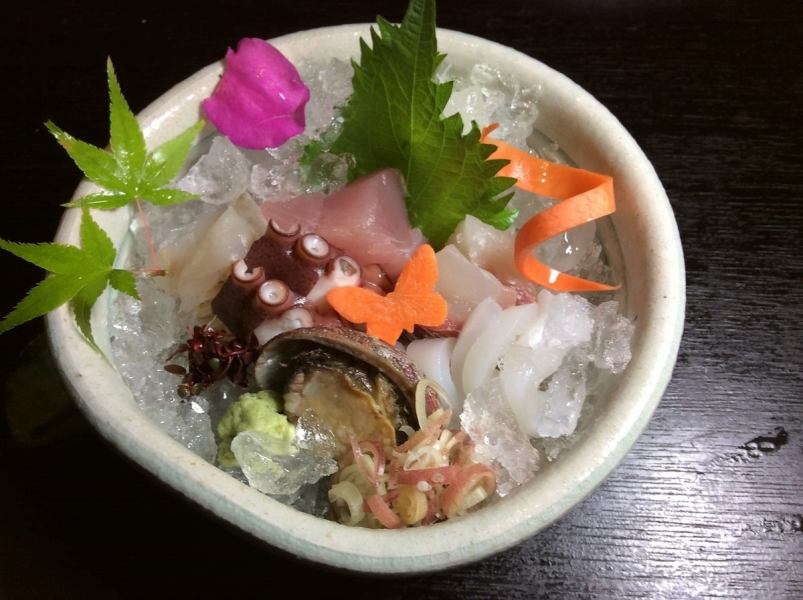 [Assorted sashimi]