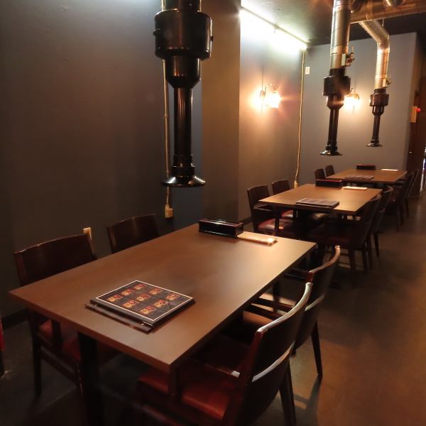 木目を基調とした落ち着きのある店内は、肩肘張らずに過ごせる心地よさが魅力。焼肉店らしい活気がありながらも騒がしすぎず、ゆっくり会話と食事を楽しめる空間です。